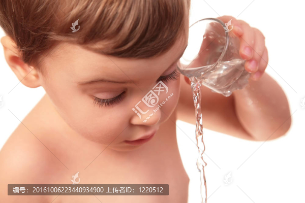 小孩子從杯子中流出水