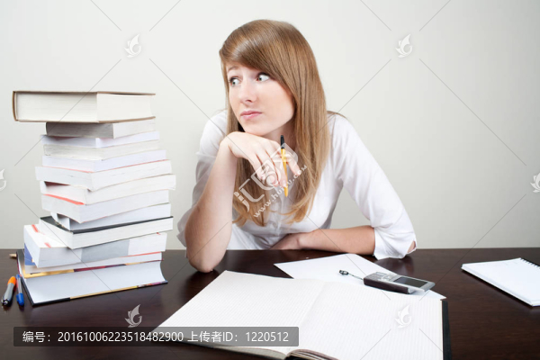 困惑的年輕女人