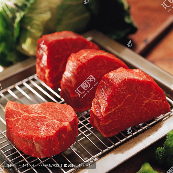 廚房餐桌上的新鮮生牛肉