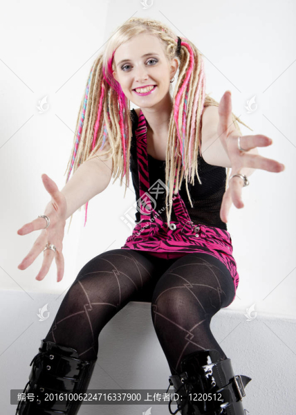 坐著的年輕女子的發(fā)髻