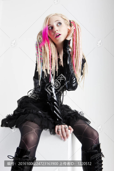 辮子穿衣服的年輕女子與奢侈