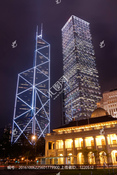 兩座摩天大樓在香港英語建筑夜景