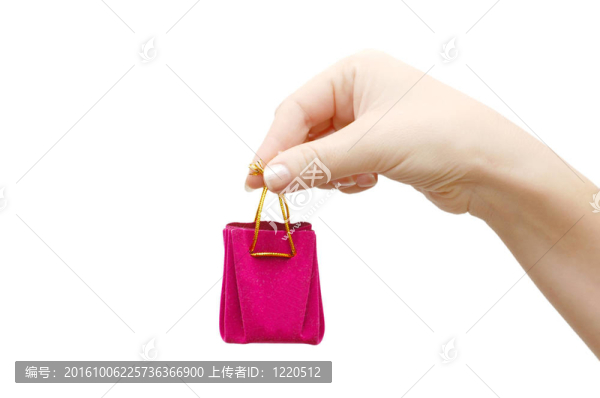 紅盒子下的一只手