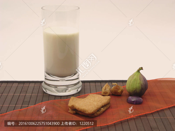 自制圣誕糕點(diǎn)一杯牛奶