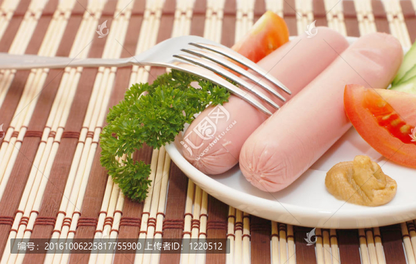 蔬菜上的新鮮香腸