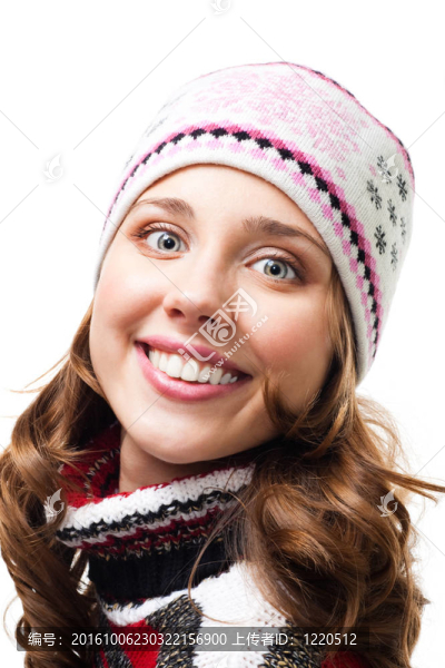 臉上的微笑的女人戴著冬天的帽子