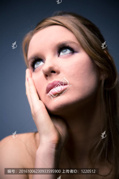 體貼的女人抬頭
