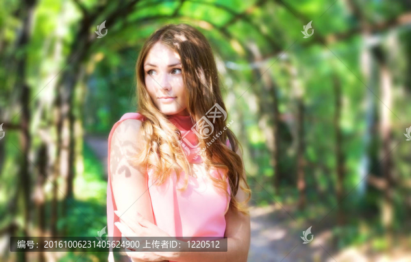 公園里的女人