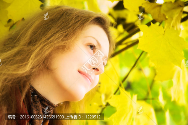 帶葉子的年輕女人
