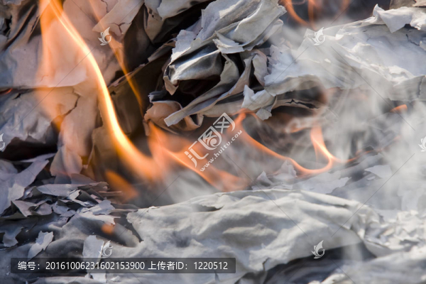 一些報紙在大火中燃燒