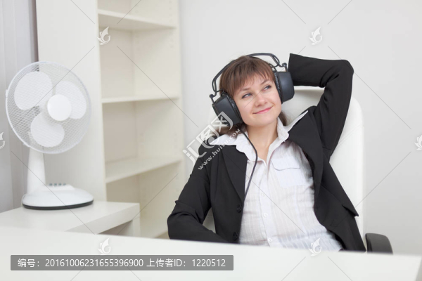 女人在耳朵里聽音樂