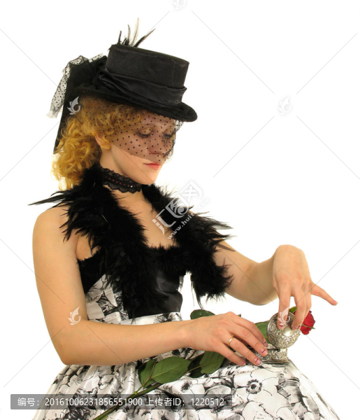 在復(fù)古的低胸禮服和婚紗的美麗女孩拿著紅色的ROS