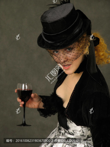 女士與一杯酒