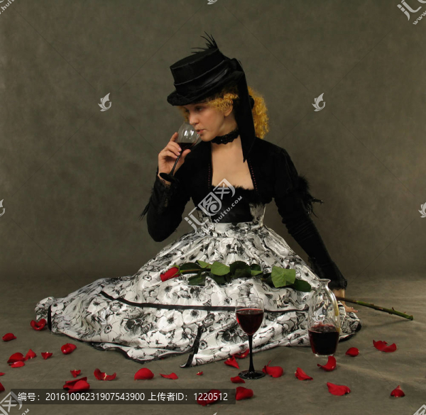 女孩；紅葡萄酒和玫瑰花瓣