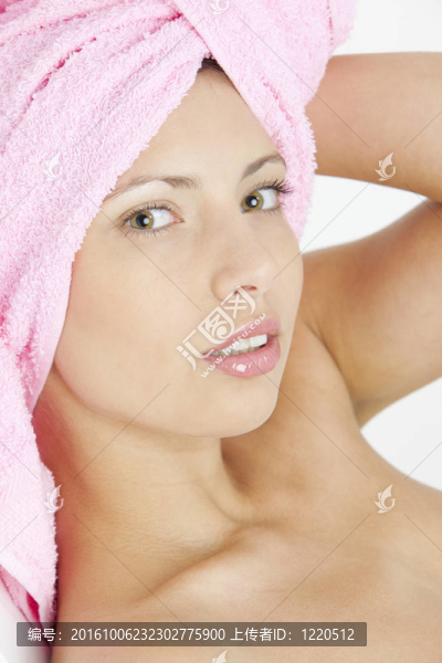 年輕婦女戴頭巾的肖像