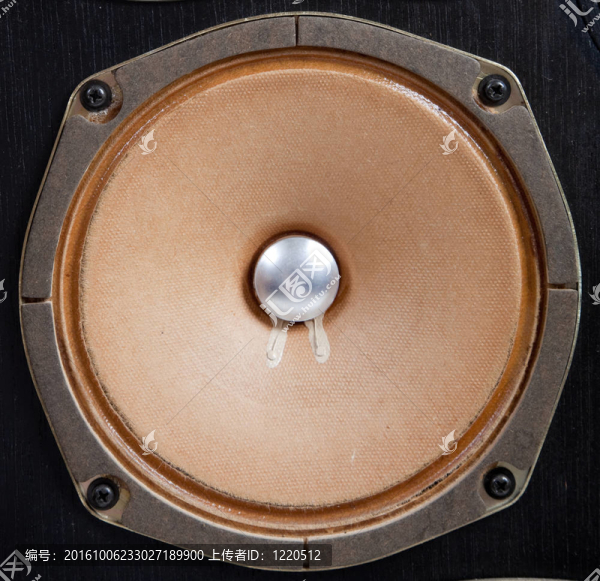 老式立體聲揚(yáng)聲器在白色背景