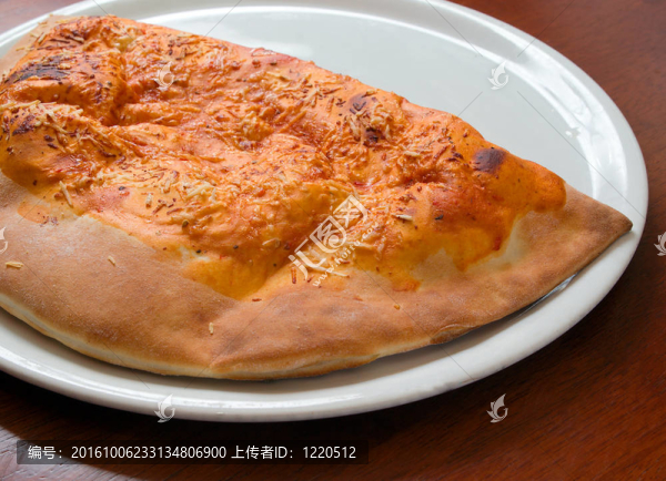 美味的披薩熱餡餅盤子上