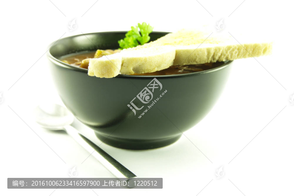 在一個(gè)黑碗里的蔬菜湯
