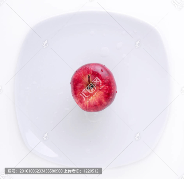 白盤子里的紅蘋果