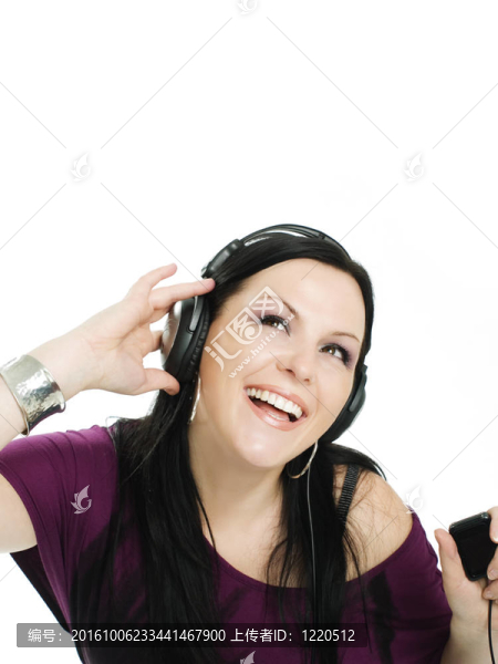微笑的女人帶著耳機、MP3聽音樂
