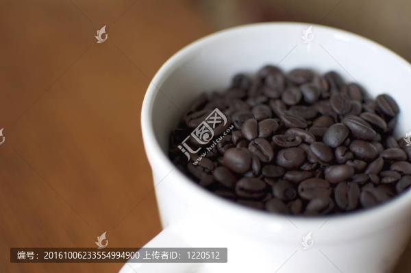 白瓷杯子中的咖啡豆