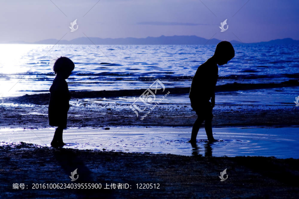 孩子們?cè)诤┥贤? title=
