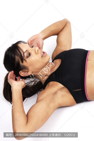 美麗的黑發(fā)女子運(yùn)動(dòng)