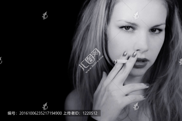 年輕漂亮的金發(fā)女孩
