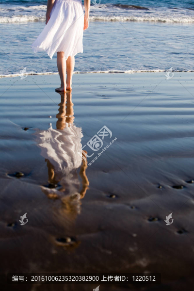 女人走在海灘上