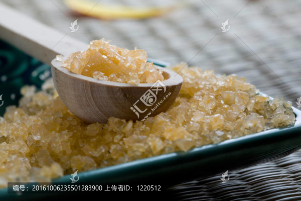 勺和菜中的沐浴鹽。