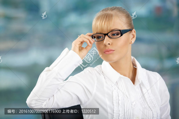戴眼鏡的商務(wù)女士
