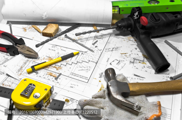 木匠工作臺上放著不同的工具和圖紙；
