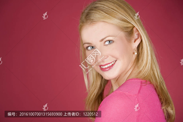 隨意的金發(fā)