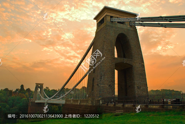 九月晚在克利夫頓吊橋。