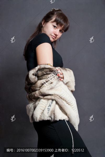 穿著毛皮大衣的性感女孩