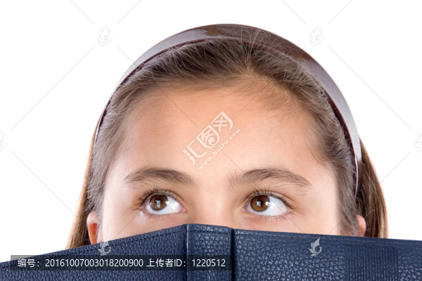 可愛的女孩與一本書