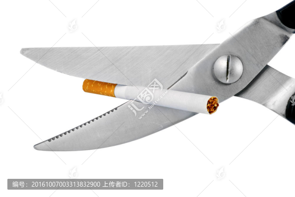 剪刀剪了一根煙