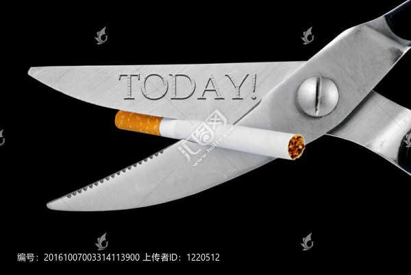 剪刀剪了一根煙