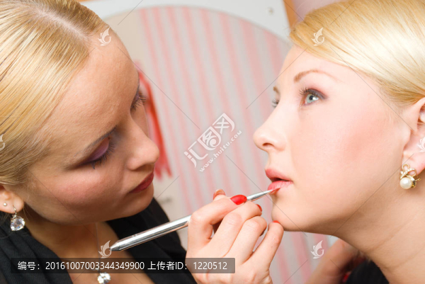 嘴唇的女孩畫(huà)的專(zhuān)業(yè)美容師與紅色的口紅