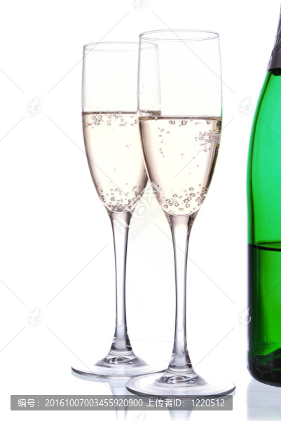 香檳酒瓶和酒杯