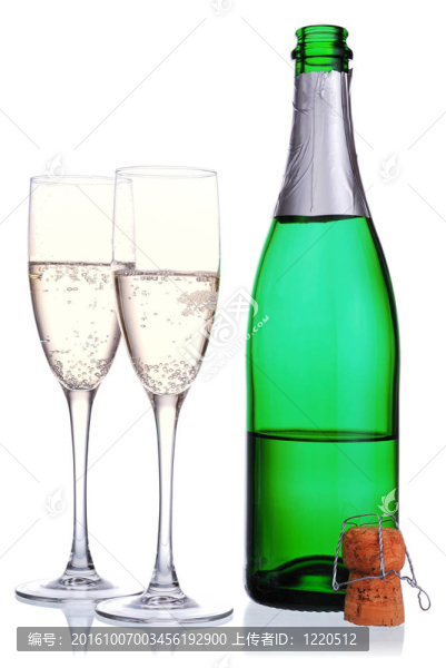 香檳酒瓶和酒杯