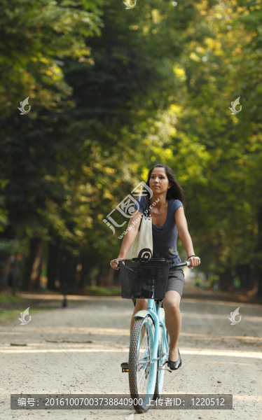 騎自行車的女人