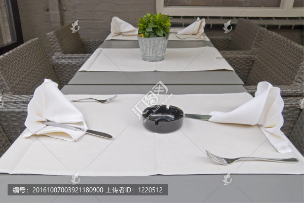 餐廳餐桌設(shè)置。