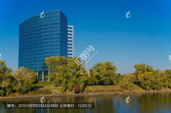 現(xiàn)代河上建筑
