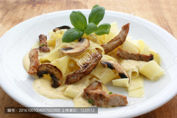 自制面條小肉片