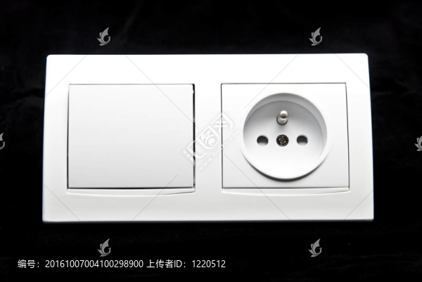 黑色背景的白色電氣開(kāi)關(guān)和插座套件