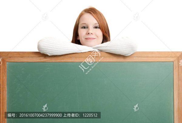 可愛的青少年與空白的黑板