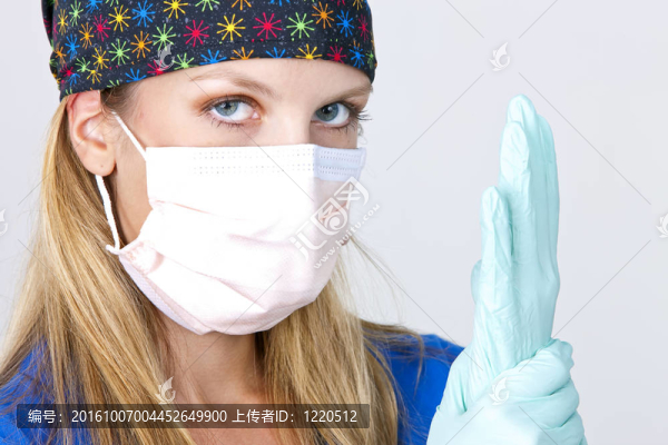 戴面具和手套的醫(yī)生