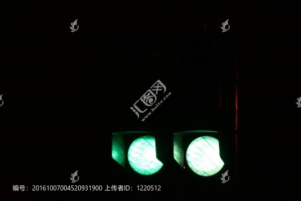 街上的燈是綠色的