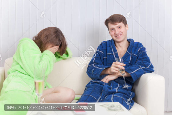 女孩在打牌時(shí)輸給了那個(gè)男人，哭了起來.